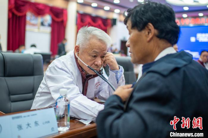 圖為專家團隊在日喀則市開展義診活動?！〉┰雠?攝