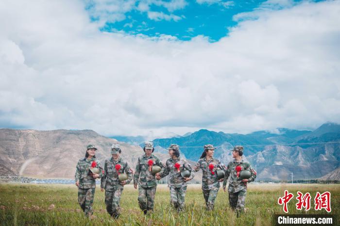 圖為身戴“首跳光榮”大紅花的女兵?！⊥跏鰱| 攝