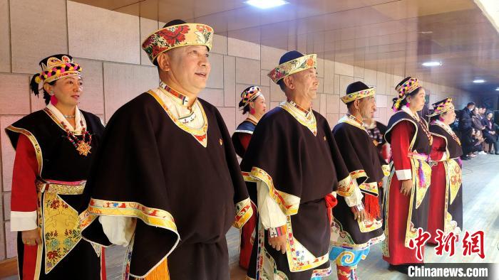 圖為西藏老年舞蹈隊在后臺準備上場?！∝暽＠?攝