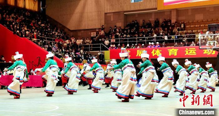 圖為西藏老年舞蹈隊齊跳傳統(tǒng)鍋莊舞?！∝暽＠?攝