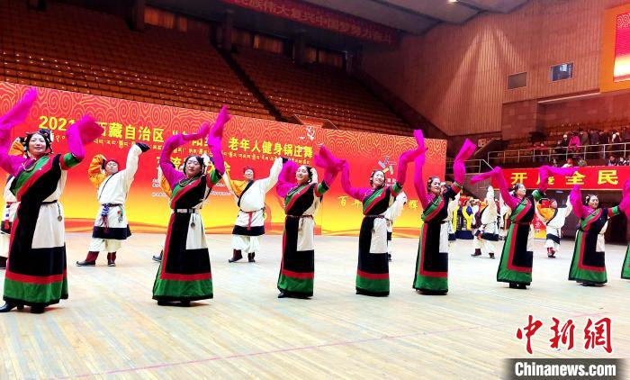 圖為西藏老年舞蹈隊齊跳傳統(tǒng)鍋莊舞。　貢桑拉姆 攝