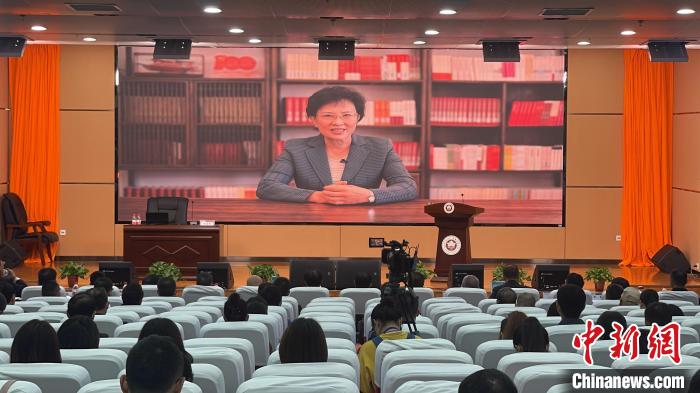 中國數(shù)百名專家學(xué)者齊聚共商西藏“穩(wěn)定、發(fā)展、生態(tài)、強(qiáng)邊”四件大事