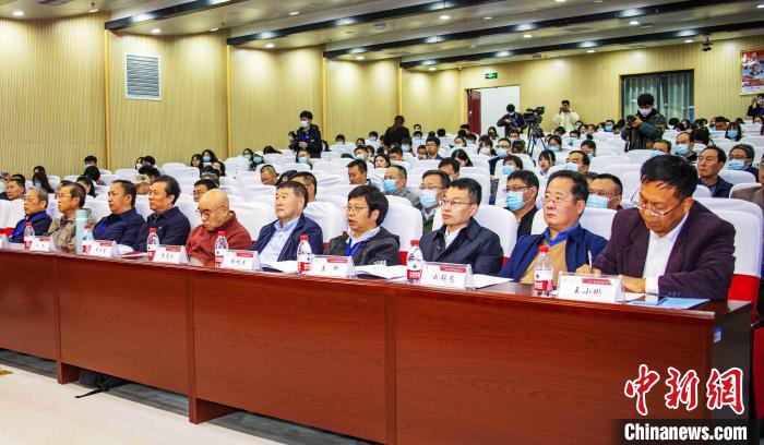 圖為與會(huì)專家學(xué)者聽會(huì)?！钪覍?攝