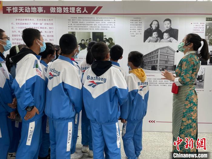 圖為學(xué)生正在聽講解員講解?！≈x牧 攝