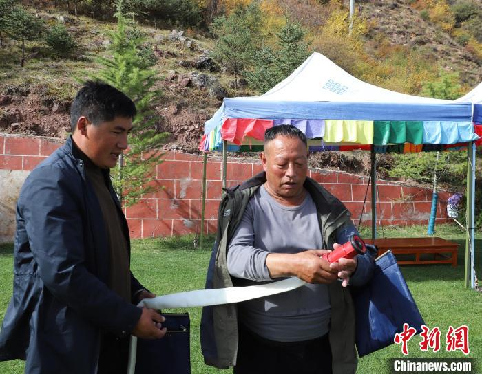 圖為護(hù)林員操作體驗(yàn)滅火裝備。　昌都市森林消防支隊(duì) 供圖