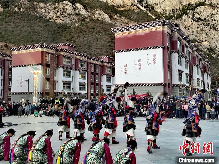 圖為文藝工作者在新村表演節(jié)目。　左貢縣委宣傳部 供圖