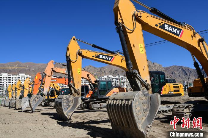 圖為人大附中拉薩學校開工奠基儀式現(xiàn)場?！∝暩聛硭?攝