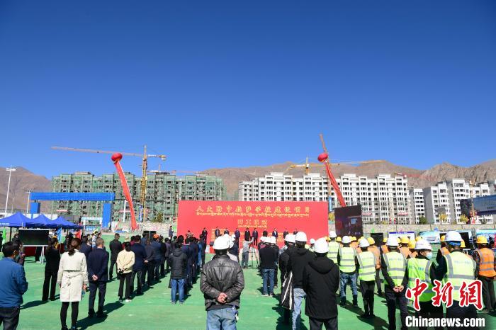 圖為人大附中拉薩學校開工奠基儀式現(xiàn)場?！∝暩聛硭?攝