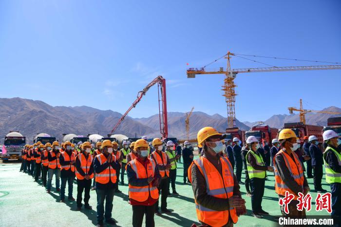 圖為人大附中拉薩學校開工奠基儀式現(xiàn)場?！∝暩聛硭?攝