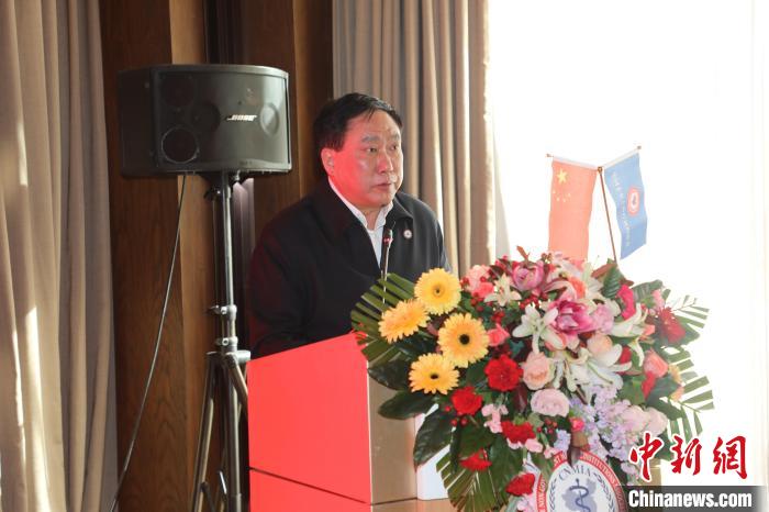 圖為中國非公立醫(yī)療機(jī)構(gòu)協(xié)會常務(wù)副會長兼秘書長郝德明致辭。　韓相澤 攝