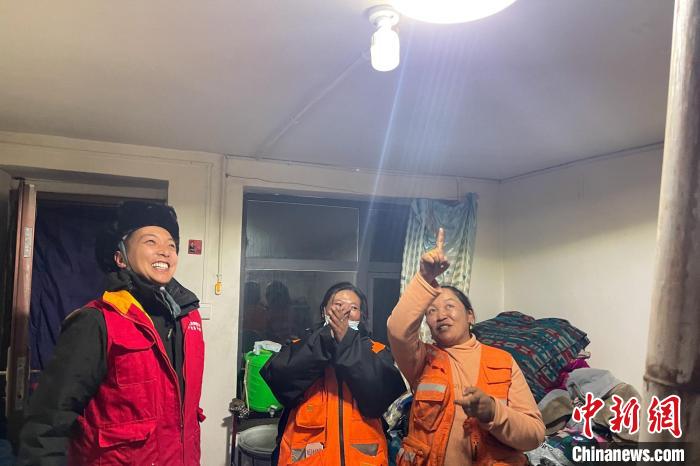 青藏公路109道班接入大網(wǎng)電?！?閆昱翰 　攝