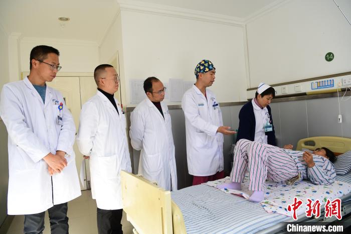 圖為何蔚副主任醫(yī)師(站右二)及團隊術(shù)后指導(dǎo)患者進行腰背肌鍛煉。　貢嘎來松 攝