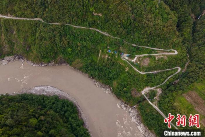 雅魯藏布江一側(cè)的墨脫公路。