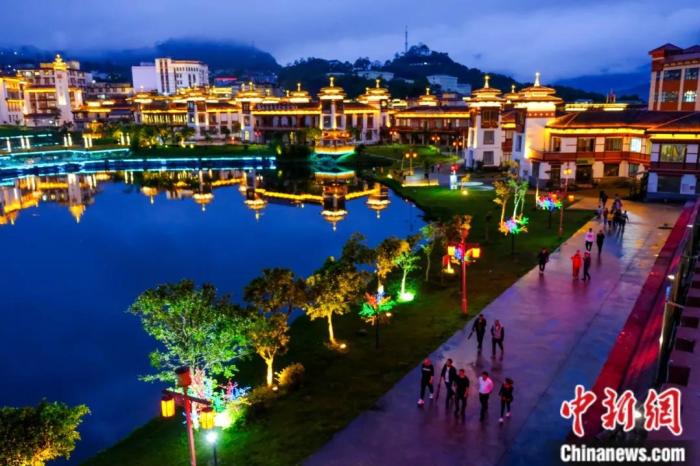 墨脫入夜，華燈初上，昔日“高原孤島”如今日漸繁華。