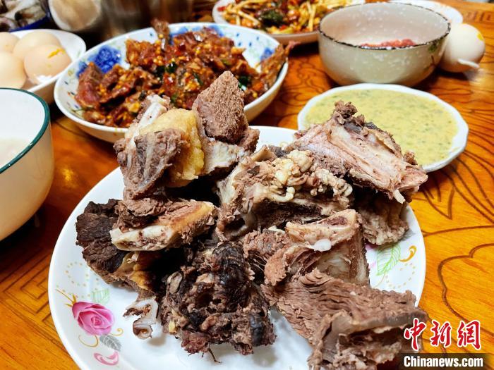 圖為除夕之夜的大餐?！∪轿木?攝