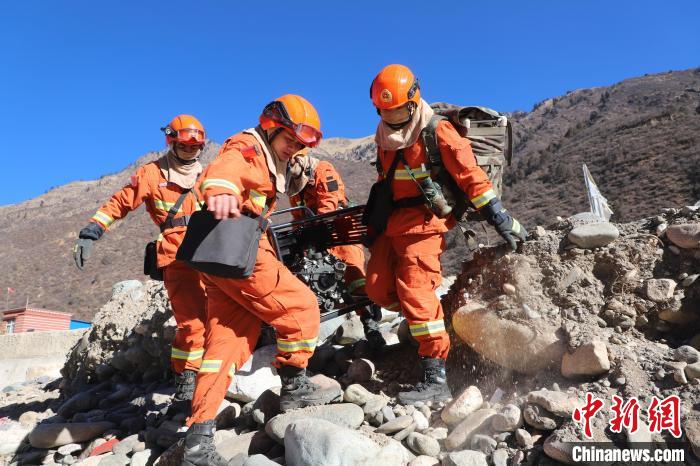 圖為參訓(xùn)消防指戰(zhàn)員密切配合進行訓(xùn)練?！〔际猩窒乐ш牻_縣中隊 攝