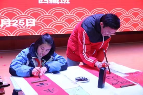 現(xiàn)場書寫春聯(lián)。梁超攝