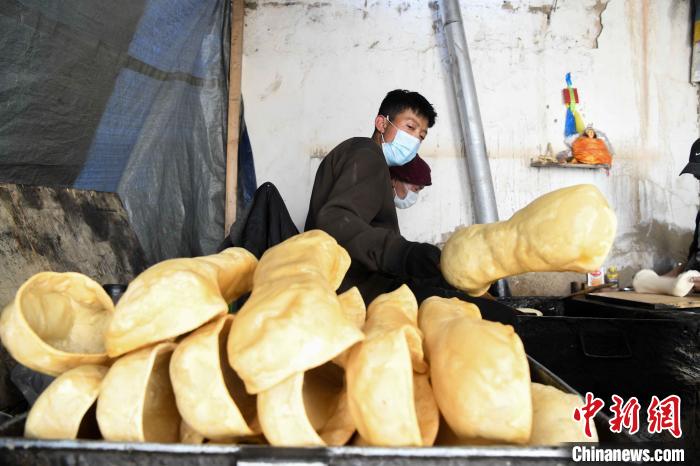 圖為拉薩手藝人制作藏歷新年供品“德卡”?！∝暩聛硭?攝