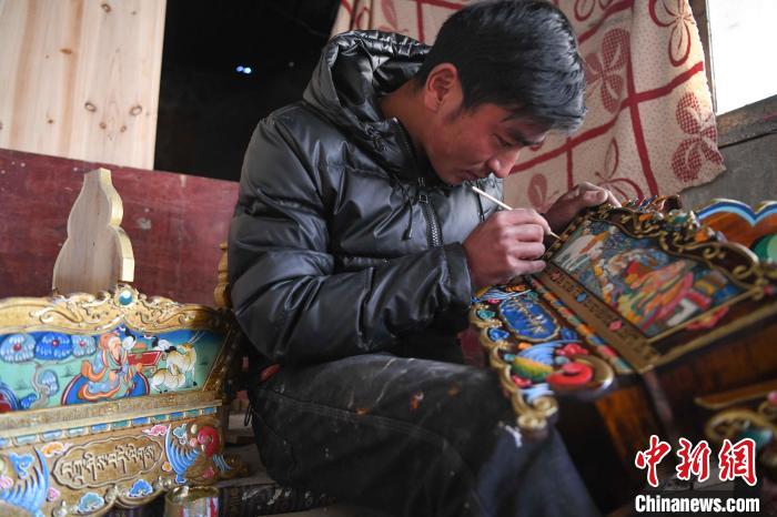 圖為拉薩手藝人制作年貨“切瑪盒”。　貢嘎來松 攝