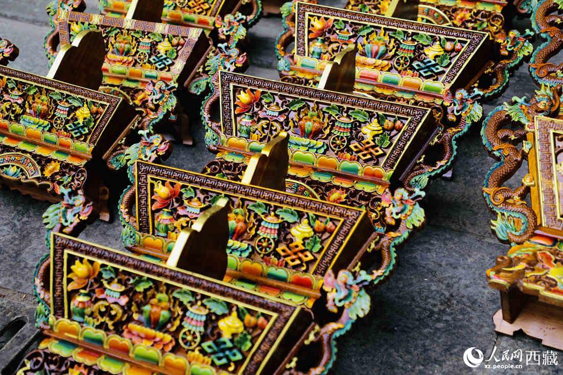 年貨市場上的切瑪盒。（切瑪盒是藏歷新年吉祥物，是在精制斗型木盒中用隔板分開，分別盛入炒麥粒和糌粑，插上“仔卓”，象征著人壽年豐、吉祥如意。）人民網(wǎng) 次仁羅布攝