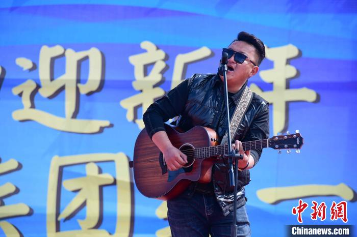 圖為文藝匯演現(xiàn)場?！∝暩聛硭?攝