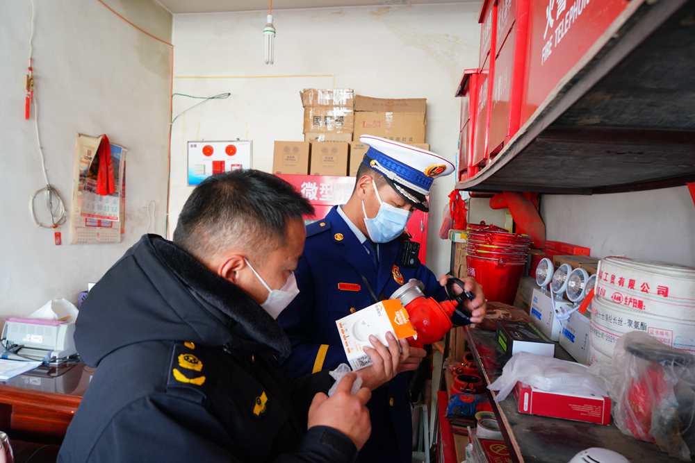 檢查消防器材。圖片由那曲消防提供