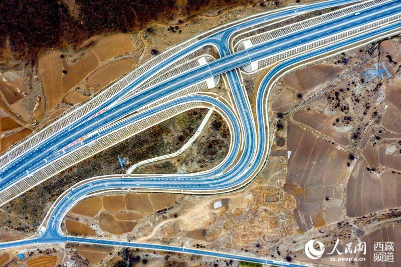 拉林高等級公路。徐馭堯攝