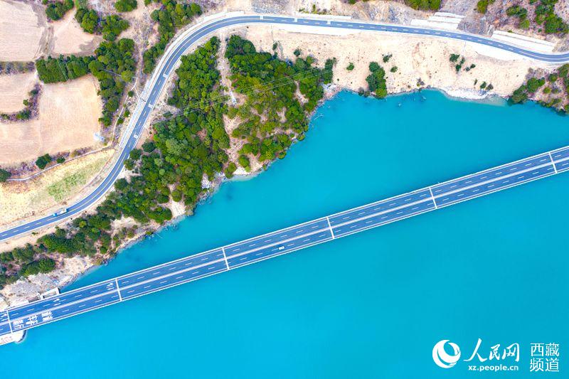 拉林高等級公路。徐馭堯攝