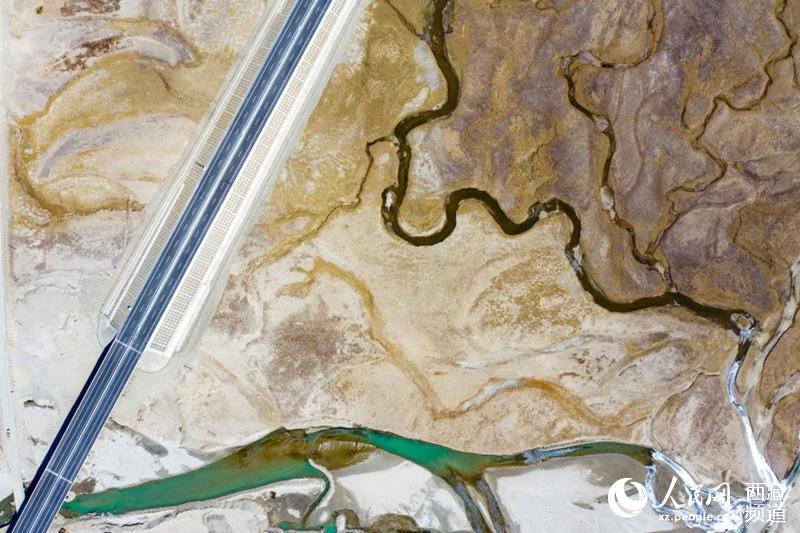 那拉高速公路。徐馭堯攝