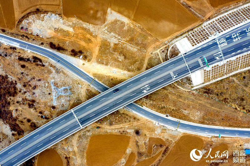 拉林高等級公路。徐馭堯攝