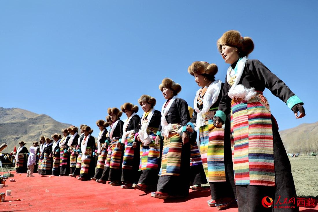 儀式結(jié)束后，農(nóng)田上仍洋溢著喜慶氣氛，村民們邊唱邊跳起了鍋莊舞。人民網(wǎng) 次仁羅布攝