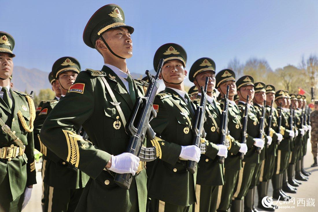 國(guó)旗護(hù)衛(wèi)隊(duì)隊(duì)員。人民網(wǎng)次仁羅布 攝