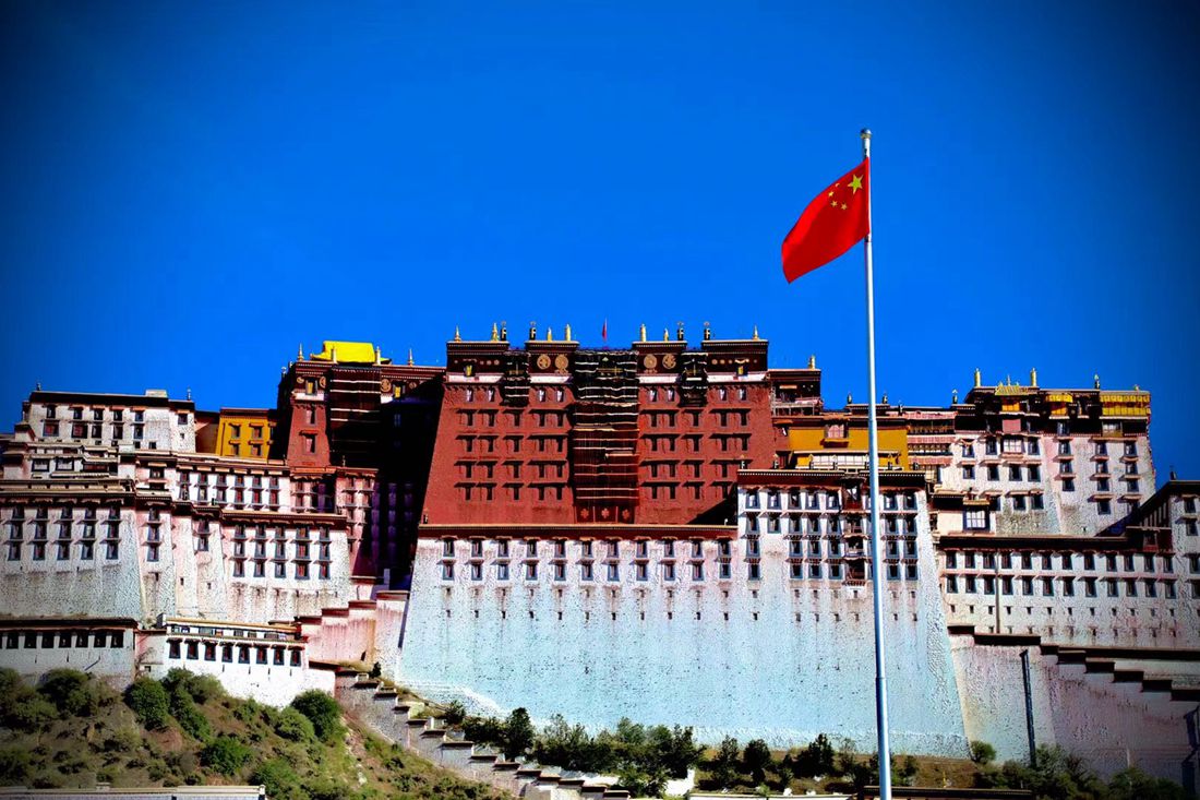 五星紅旗迎風(fēng)飄揚(yáng)。人民網(wǎng) 次仁羅布攝