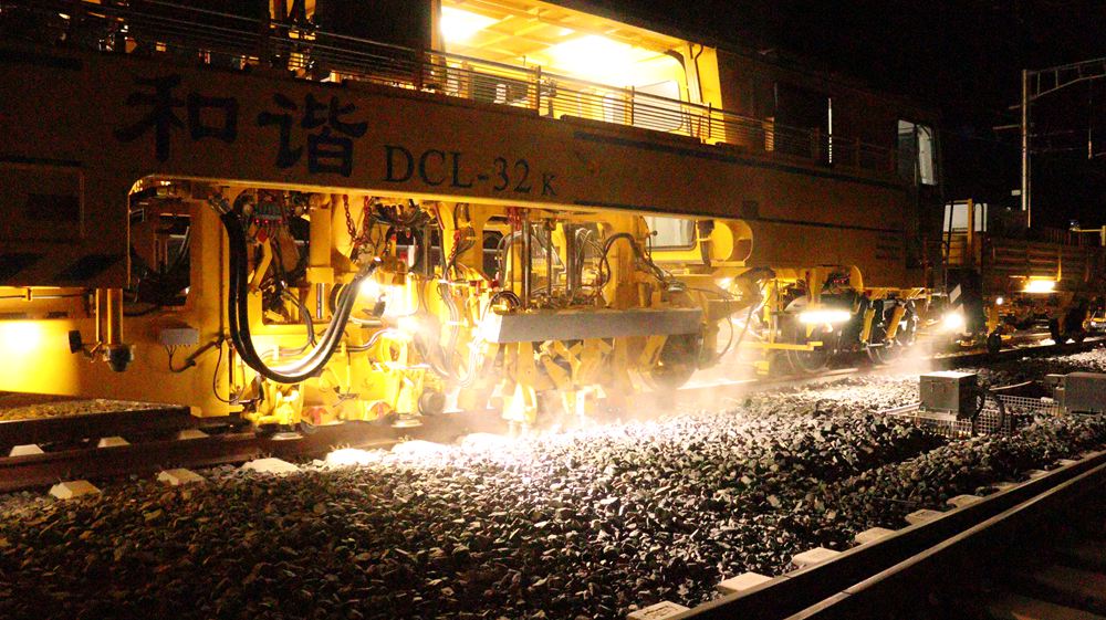 拉林鐵路迎來(lái)“大黃蜂”。祁國(guó)慶攝