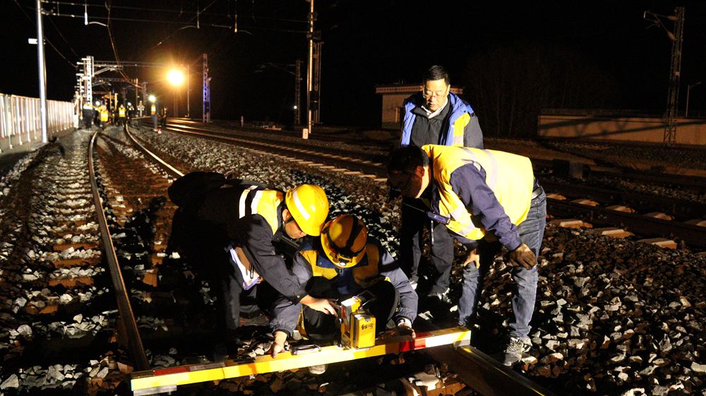 測(cè)量作業(yè)。祁國(guó)慶攝