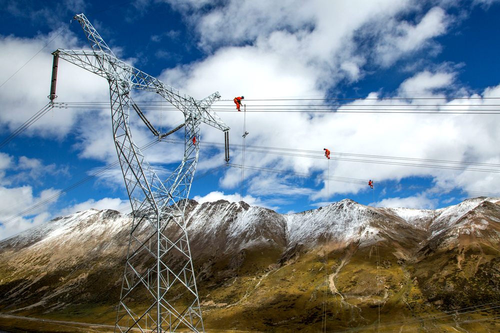 藏中聯(lián)網(wǎng)工程建設(shè)，銀線上的“舞者” 。盧忠東攝