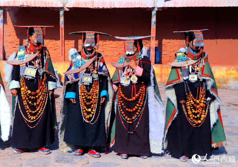 身著特色服飾跳“宣”舞。人民網(wǎng) 李海霞攝