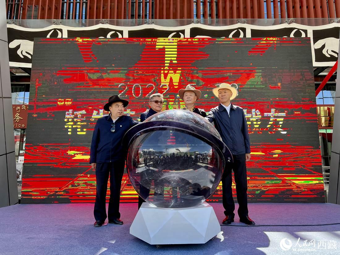 《牦牛革命》《無(wú)言的戰(zhàn)友》紅色群雕揭幕儀式。人民網(wǎng) 次仁羅布攝