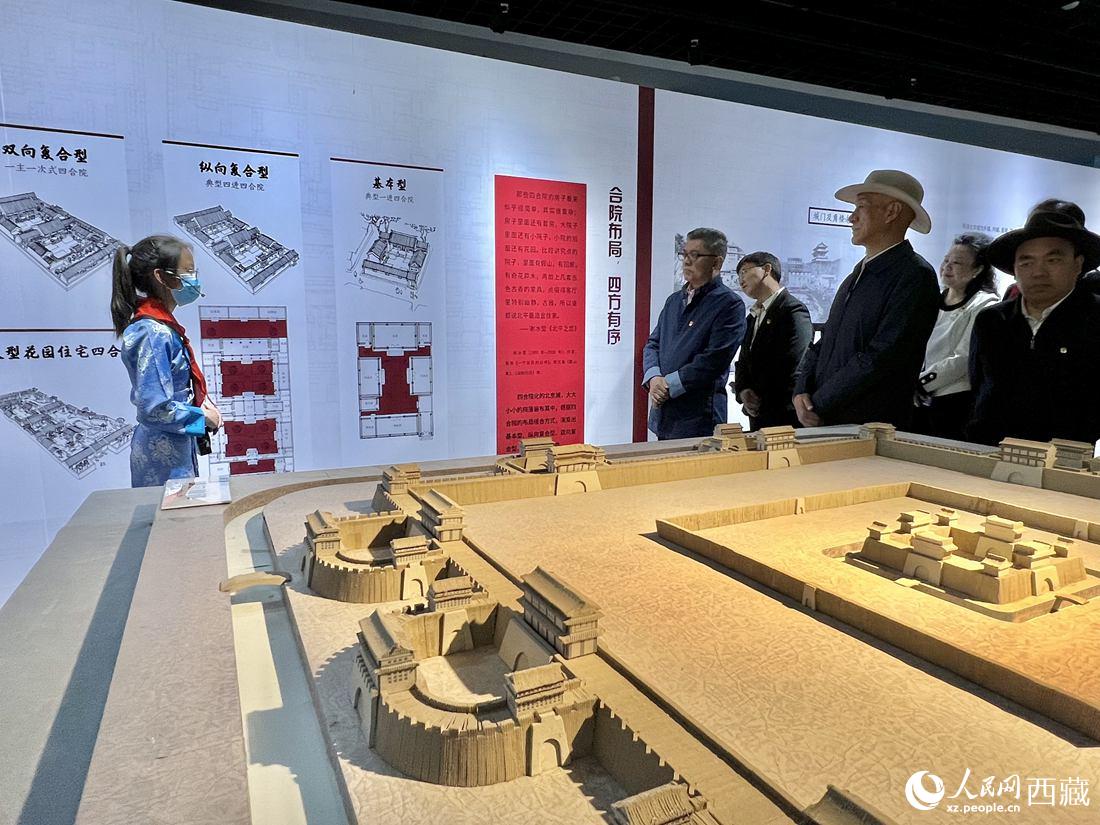 參觀人員認(rèn)真聆聽(tīng)講解員的解說(shuō)。人民網(wǎng) 次仁羅布攝