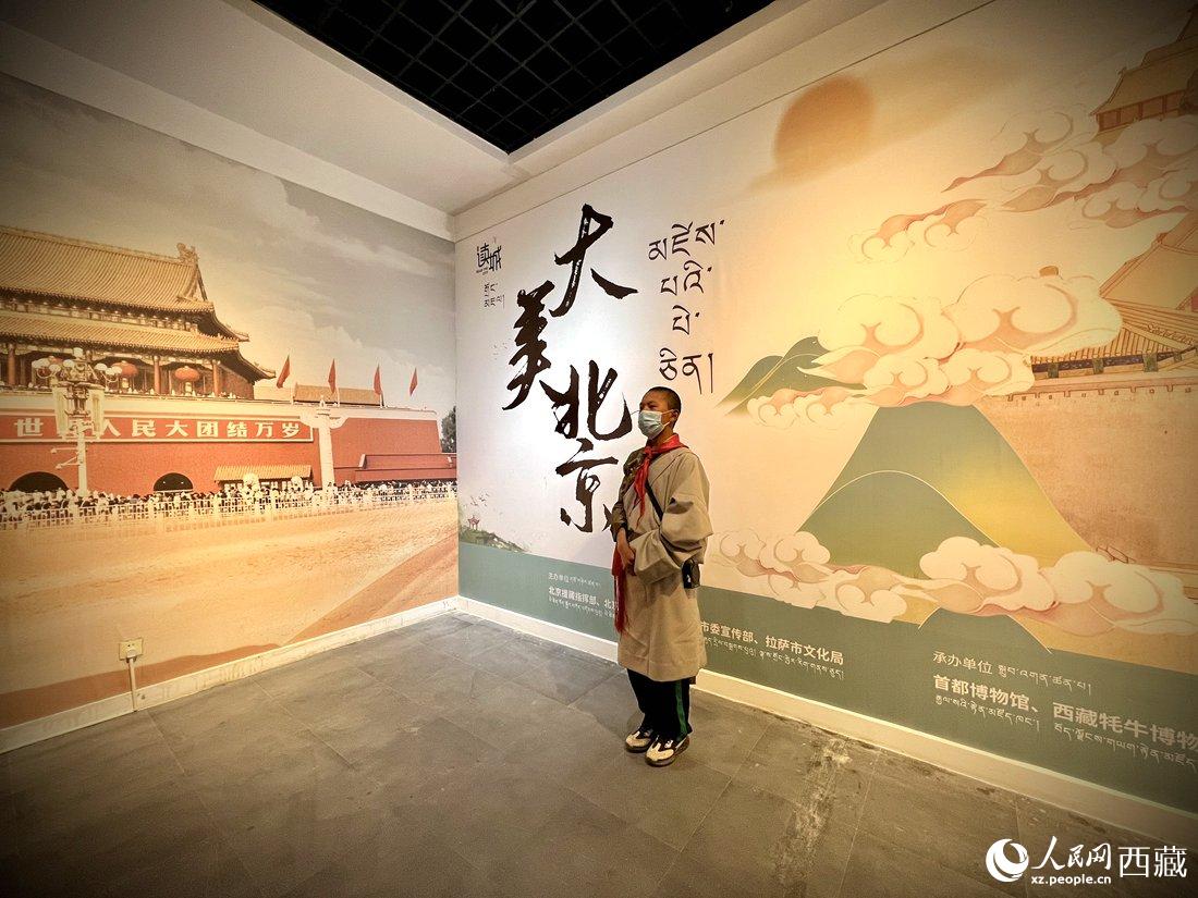 拉薩市北京實(shí)驗(yàn)中學(xué)的學(xué)生講解員進(jìn)行講解。人民網(wǎng) 次仁羅布攝