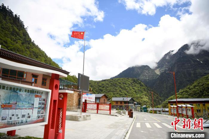 玉麥鄉(xiāng)內(nèi)道路變成了硬化路?！钊A峰 攝