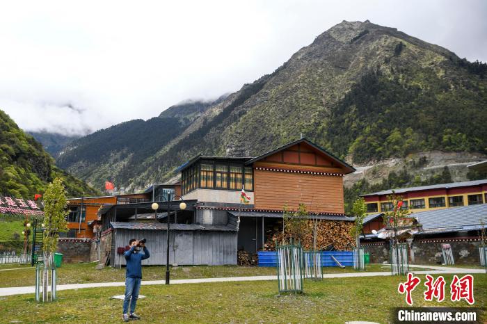 一位攝影愛好者在玉麥鄉(xiāng)拍攝?！钊A峰 攝