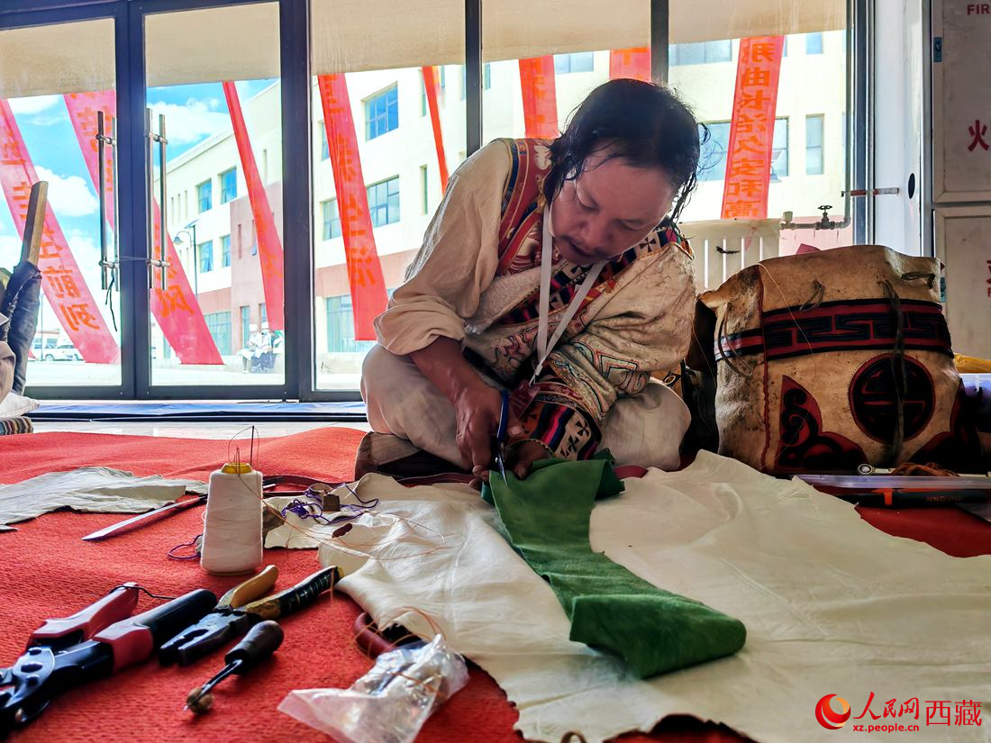 曾經(jīng)的放牛娃學(xué)得一身好手藝。人民網(wǎng) 李海霞攝