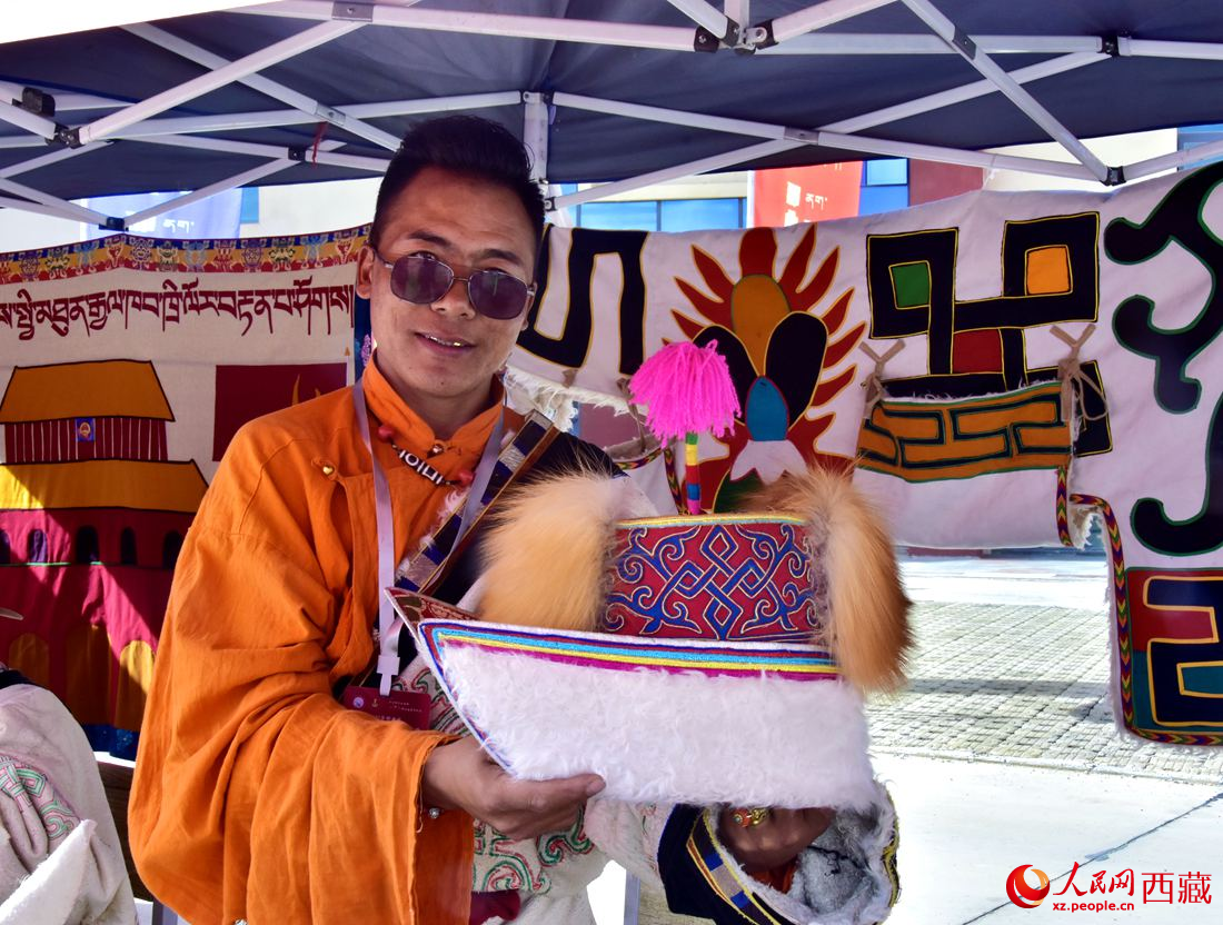 牧民展示手工作品。 人民網(wǎng) 李海霞攝