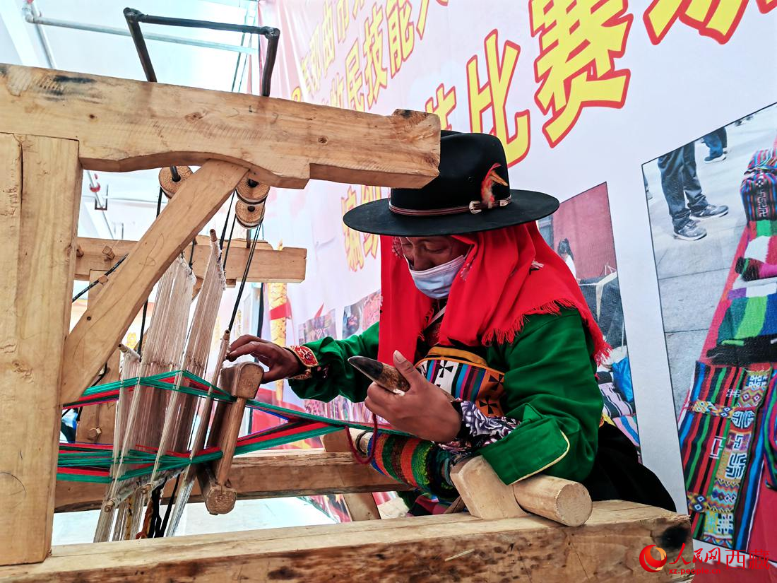 紡織手藝展示。人民網(wǎng) 李海霞攝