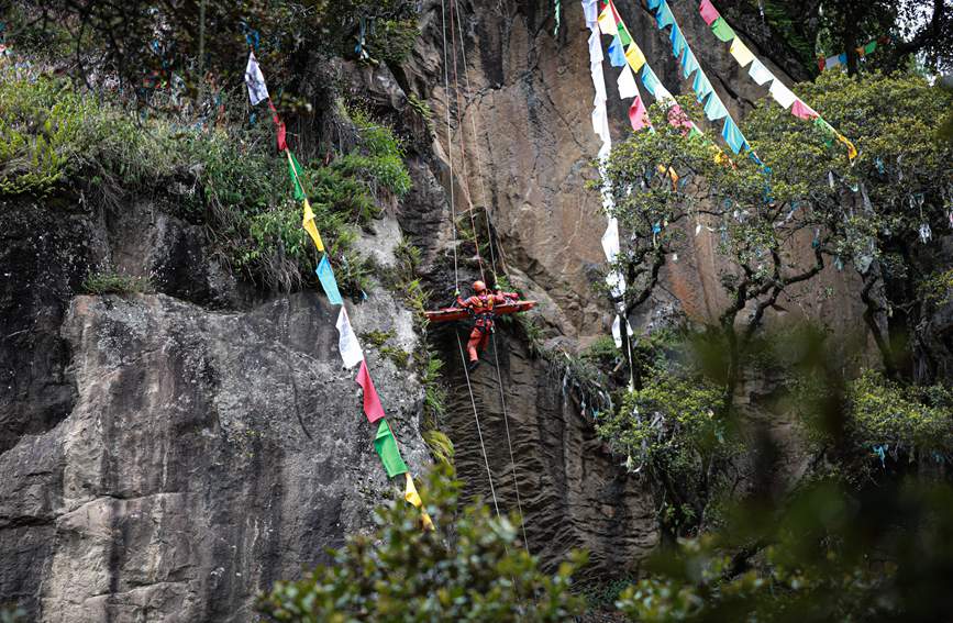 被困人員垂直提拉至安全位置。西繞拉翁攝