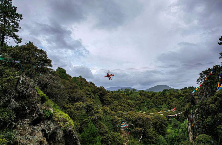 救援實戰(zhàn)訓練中，消防員在云中漫步。西繞拉翁攝
