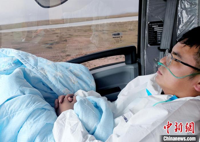 從咸陽(yáng)開始到拉薩，閆光宇和朋友吃住均不離車?！∴嵟?攝