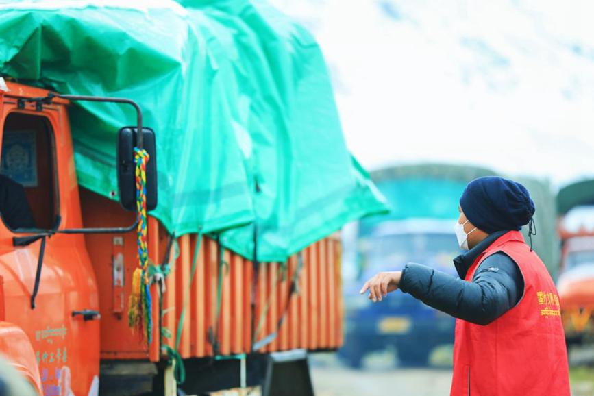 “紅馬甲”幫牧民順利轉(zhuǎn)場。洛克攝