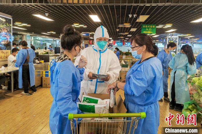 圖為疫情期間，西藏格拉丹東超市調(diào)配物資，保障市場供應(yīng)。　受訪者供圖